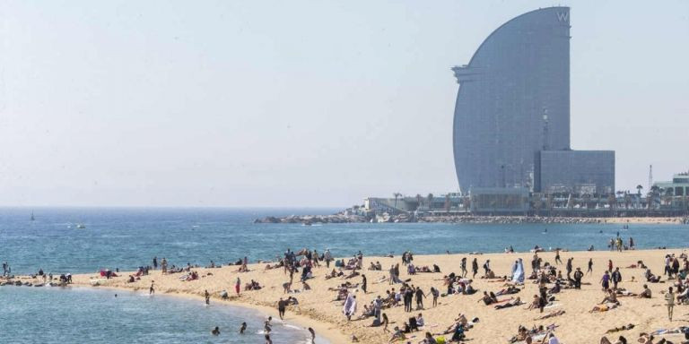 La playa de La Barceloneta, en una imagen de archivo / EFE