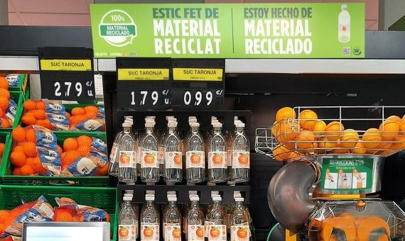 Zona de zumos de naranja recién exprimidos en botellas de plástico PET / MERCADONA