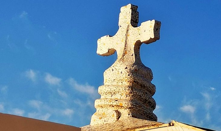 Detalle de la cruz en la calle Marià Labèrnia que homenajea a Gaudí / INMA SANTOS