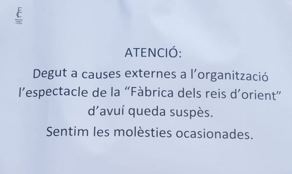 Cartel que informa de la suspensión del espectáculo de 'La Fábrica de los Reyes de Oriente' / METRÓPOLI ABIERTA