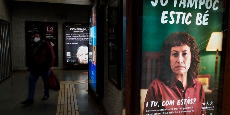 Cartel publicitario de la campaña 'Jo tampoc estic bé', en una parada de metro de Barcelona/ E.G.