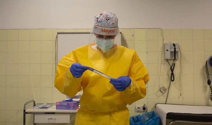 Un sanitario realiza una prueba PCR / ARCHIVO