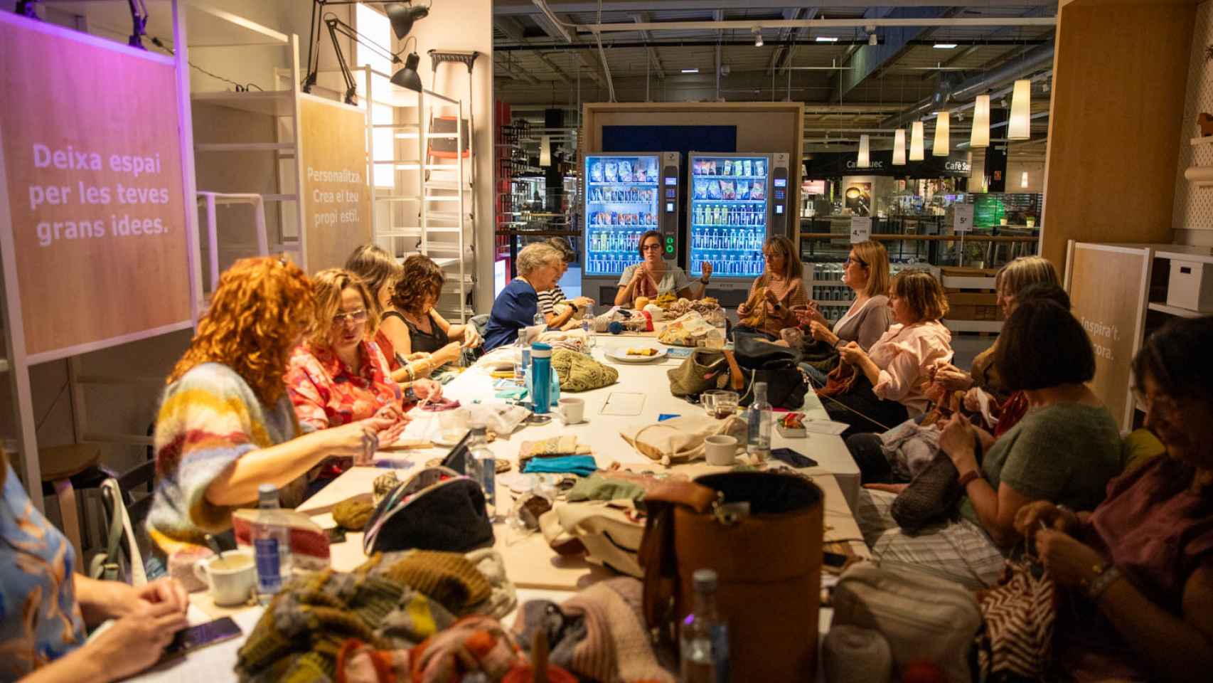 El club de costureras del Ikea de Sabadell durante una de sus reuniones / GALA ESPÍN