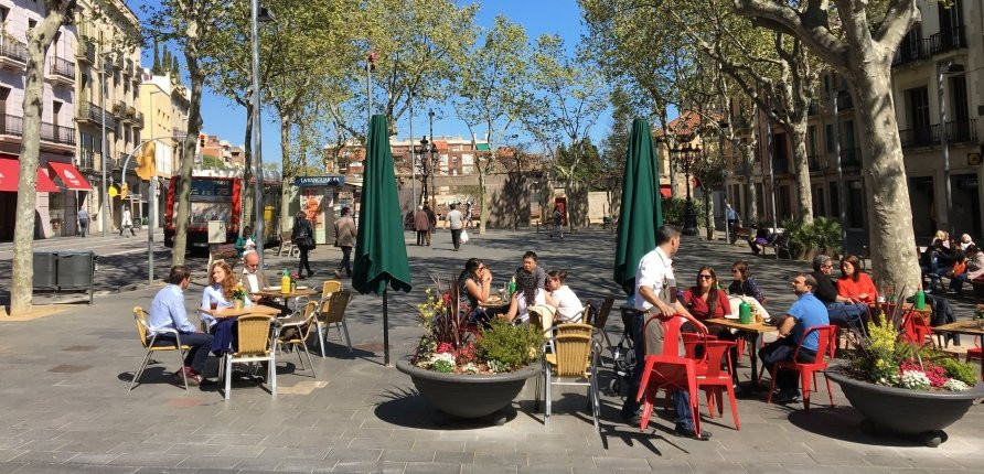 Vista de la plaza Sarrià desde la escalinata de la iglesia de Sant Vicenç / XFDC