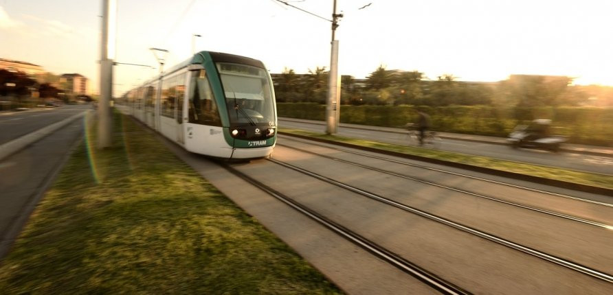 Un tranvía circula por Barcelona / TRAM