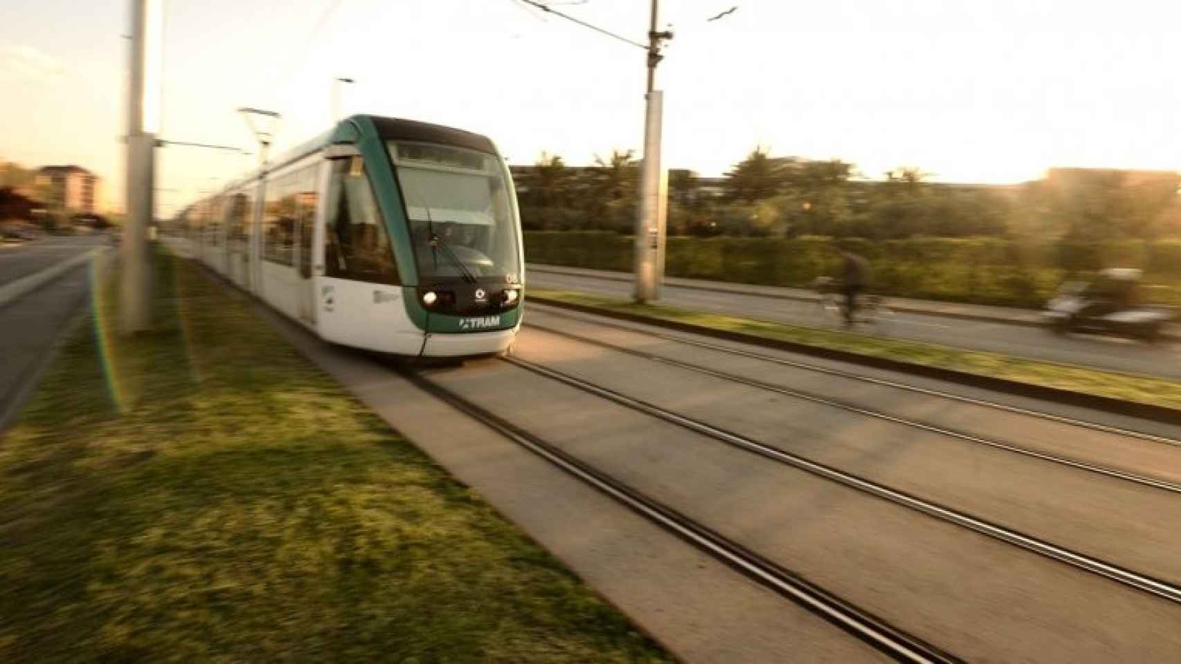 Un tranvía circula por Barcelona / TRAM