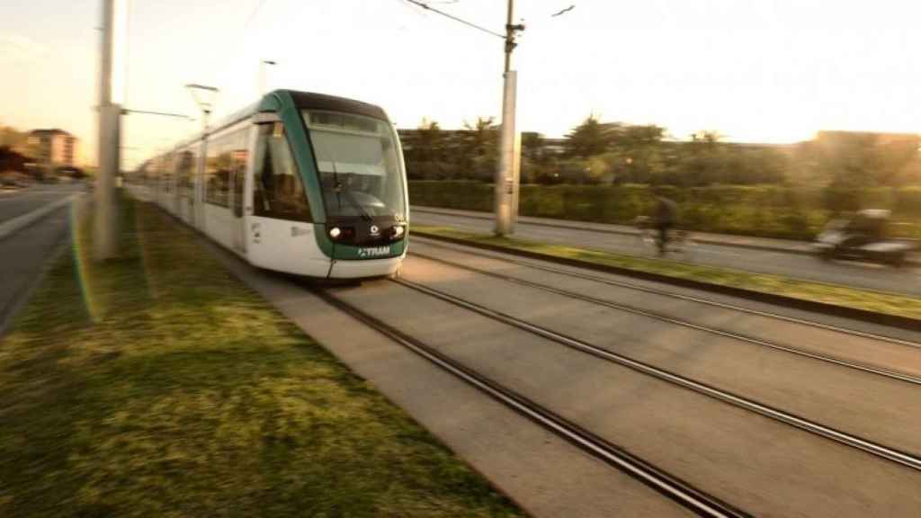 Un tranvía circula por Barcelona / TRAM