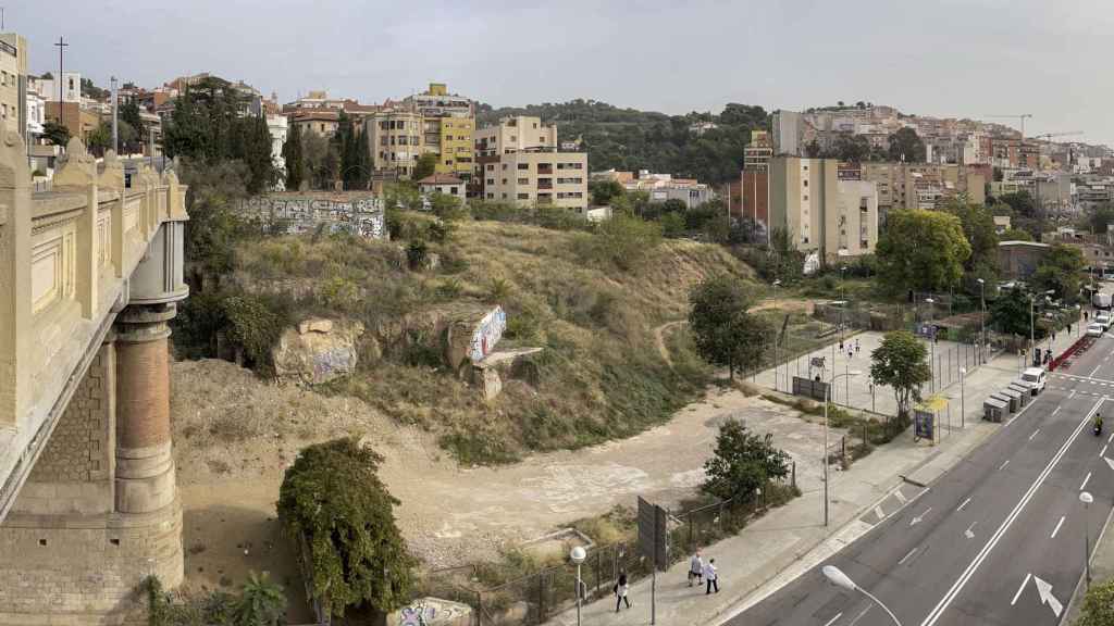 Vista aérea del puente junto al solar en el que se edificará la promoción