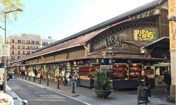 Exterior del mercado de la Abaceria Central, en Travessera de Gràcia / XFDC