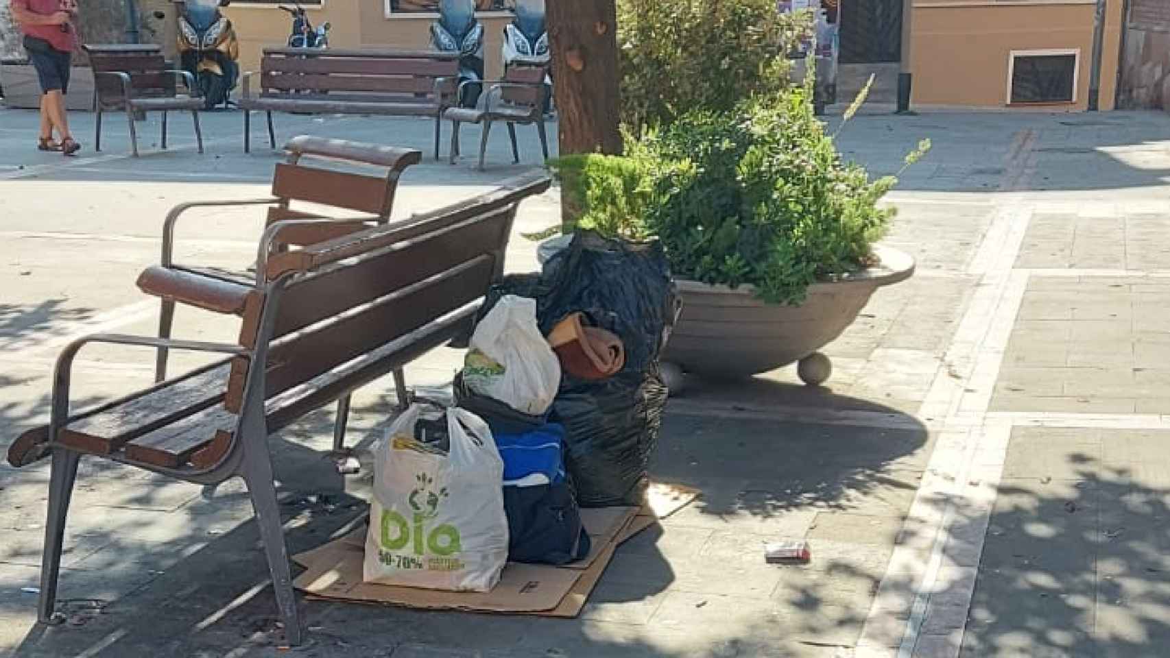 Las pertenencias de los sintecho que vandalizan la plaza de l'Església de Sant Adrià