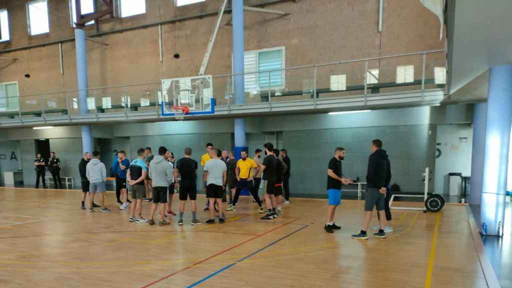 Los aspirantes en la prueba física para la Unidad Omega de Badalona este miércoles