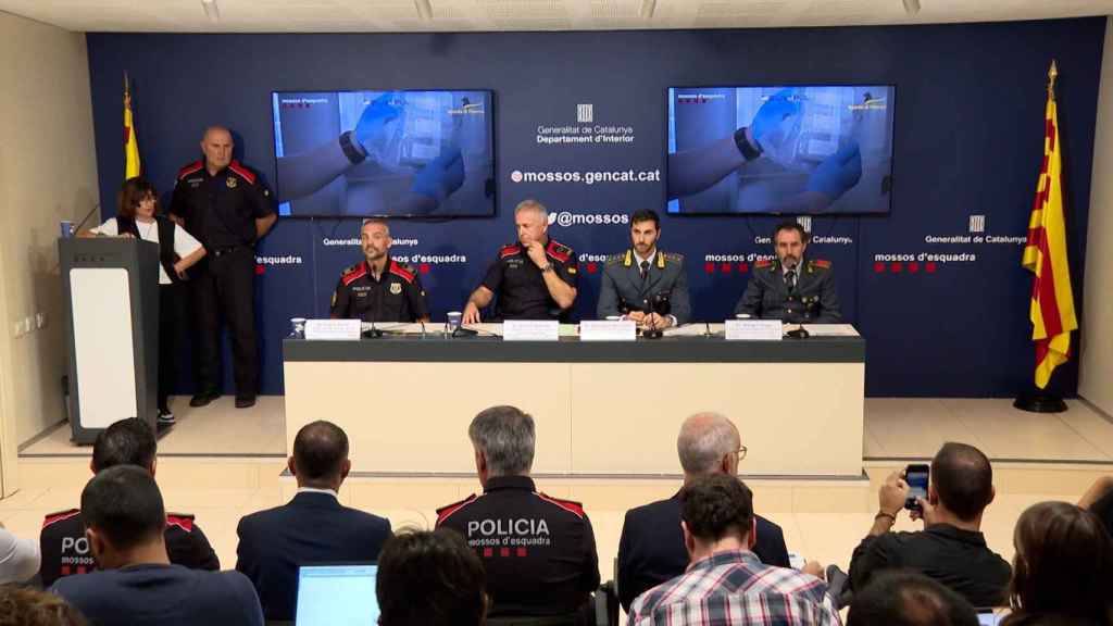 Rueda de prensa de los Mossos Antoni Salleras y José Merino, y el capitano Giuseppe Macaluso y el luogotenente Giorgio Targa de la Guardia di Finanza italiana