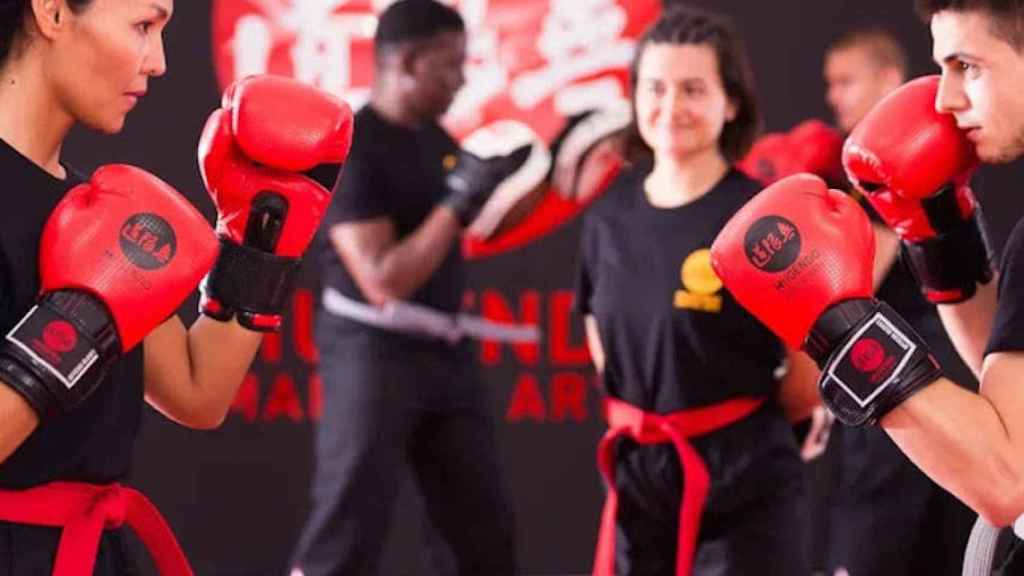 Alumnos entrenando en kickboxing en Mugendo Badalona