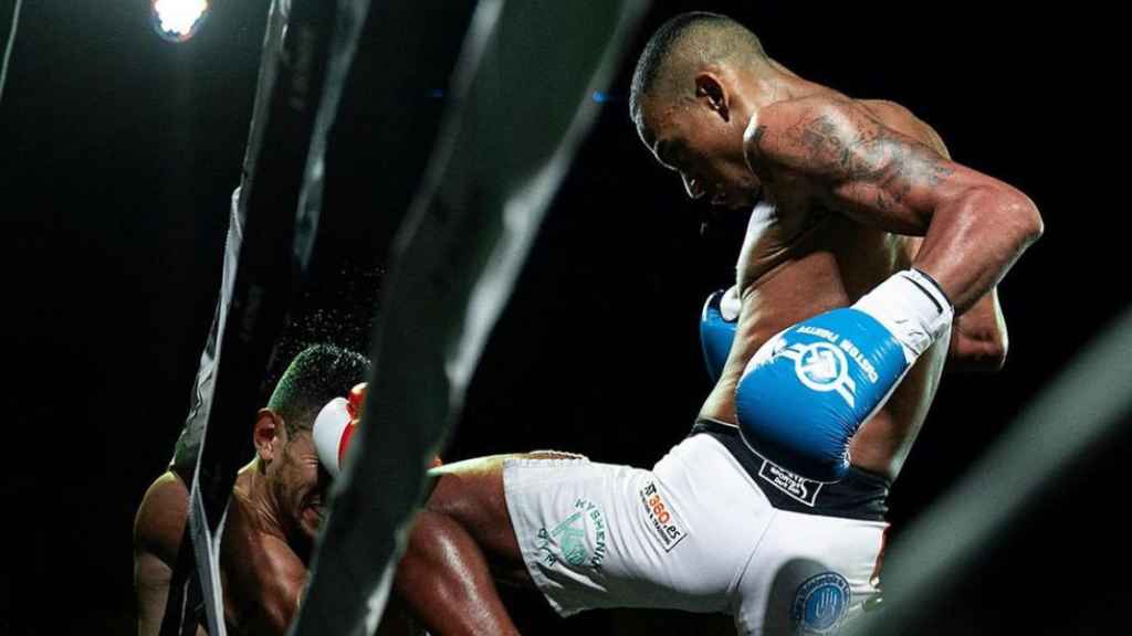 El entrenador de Kyshenko Gym, Lucas Díaz Dos Santos, en una pelea de kick boxing