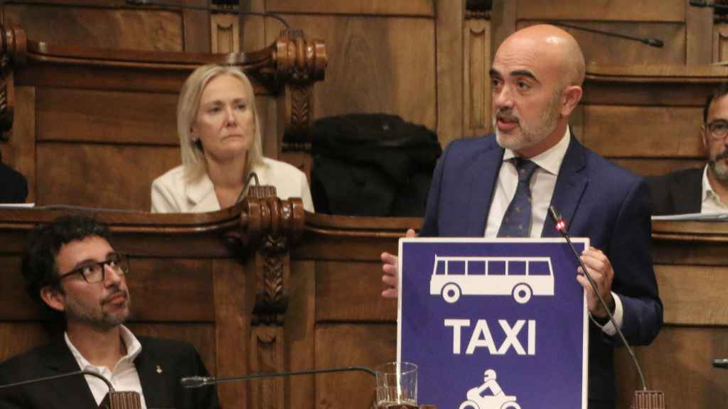 Daniel Sirera exhibe una señal de carril bus/taxi/moto en el pleno de Barcelona