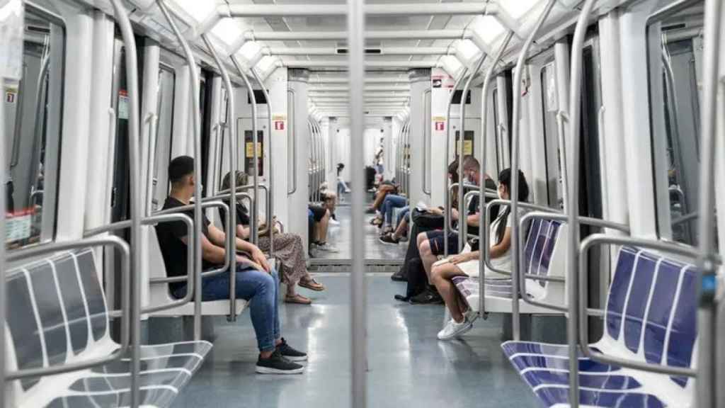 Pasajeros en el interior del metro de Barcelona