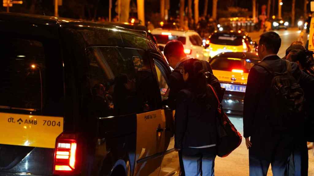 Un taxista y los pasajeros en Barcelona