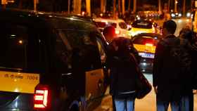Taxistas negociando con pasajeros en el estadio Lluís Companys