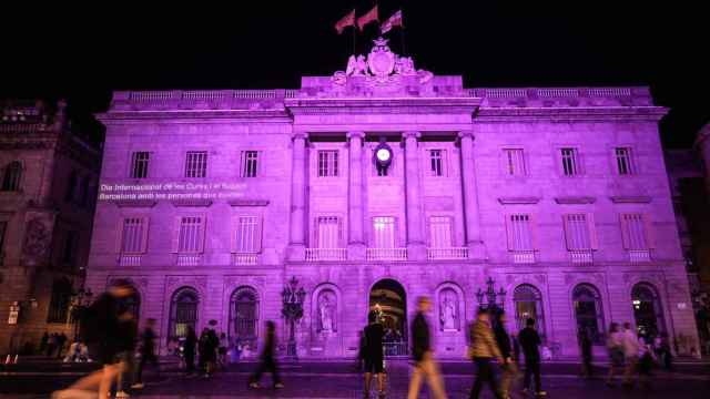 La fachada del Ayuntamiento de Barcelona se ilumina de lila