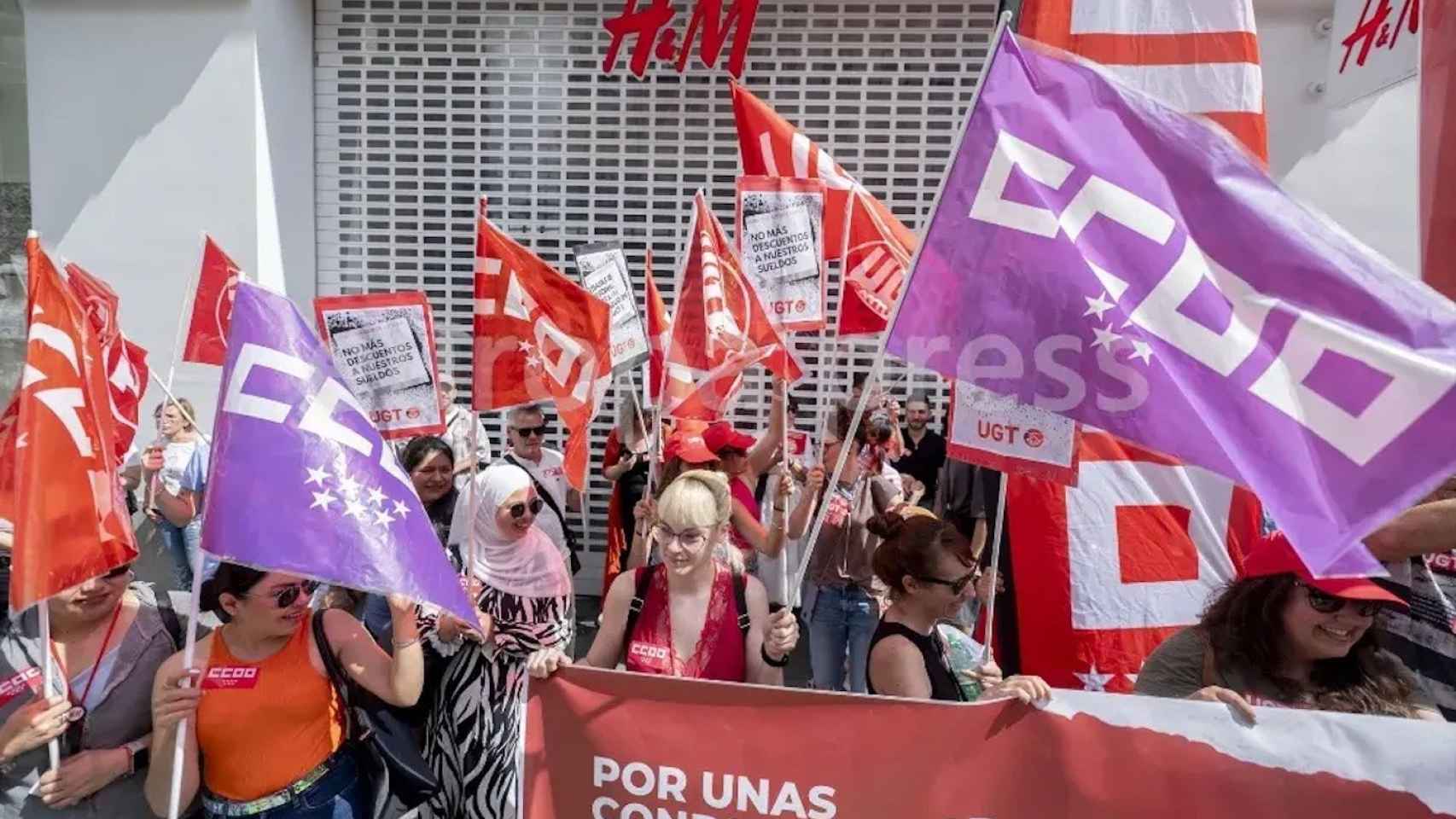 Trabajadores de la cadena H&M sujetan pancartas durante una protesta