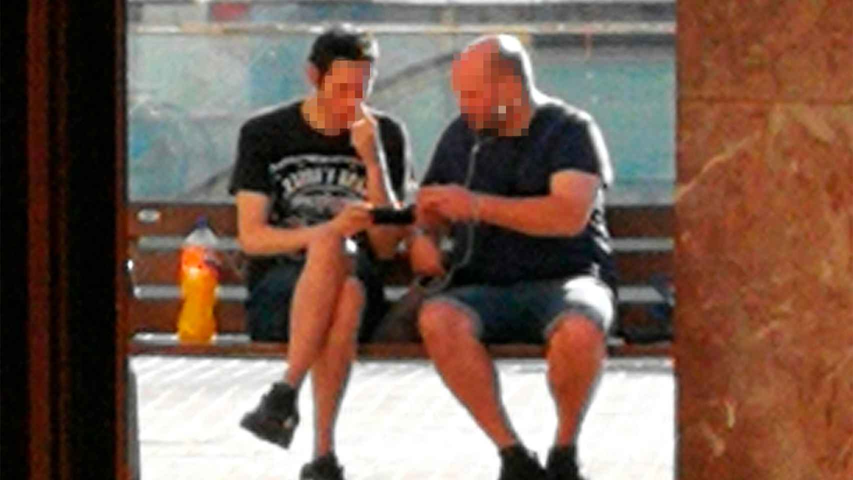 Dos personas consumen cocaína en una plaza de la Sagrera