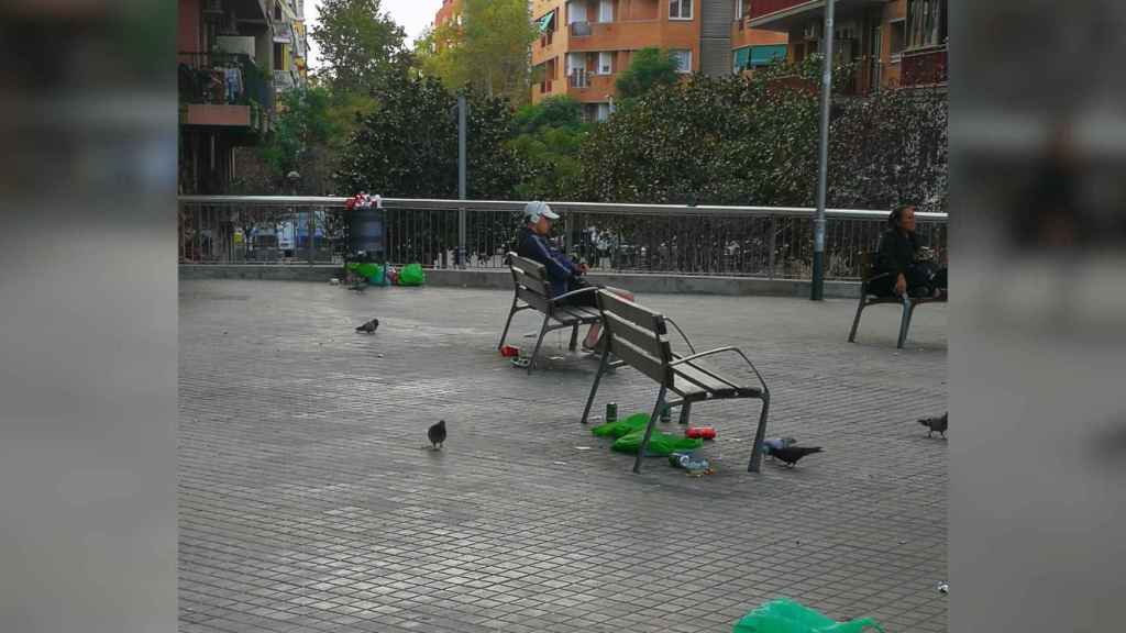 La plaza de la Sagrera, sucia tras una noche de consumo de alcohol