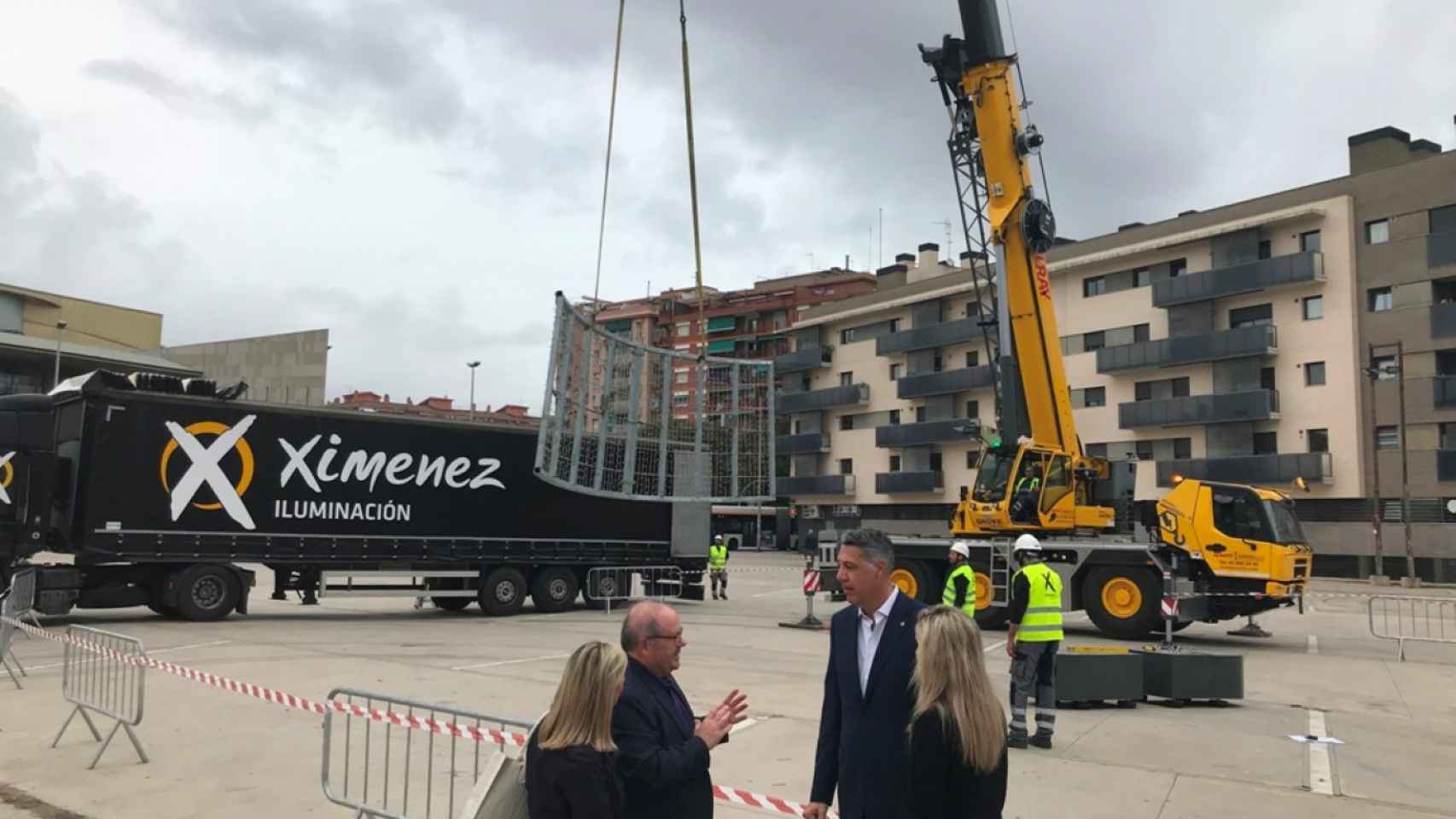 Empiezan a montar el árbol de Navidad más grande de España en Badalona