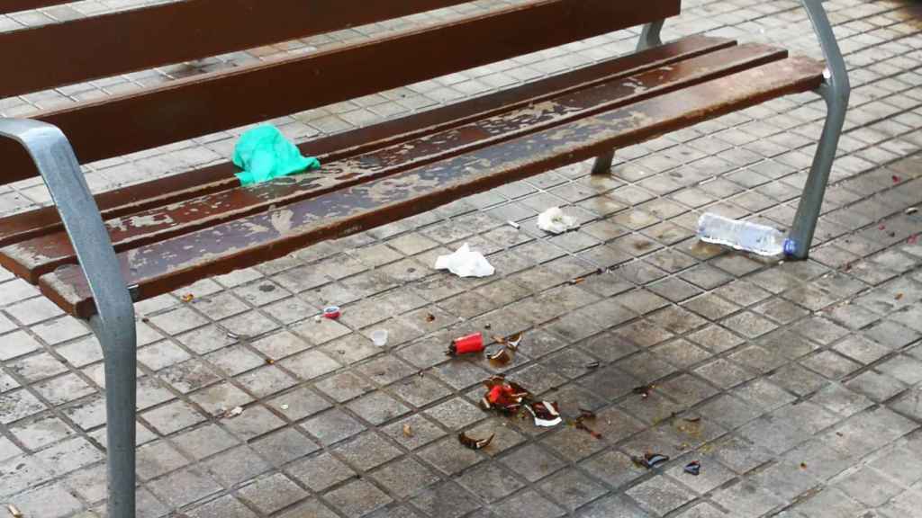 Una plaza de la Sagrera, epicentro de botellones, suciedad y molestias en el barrio