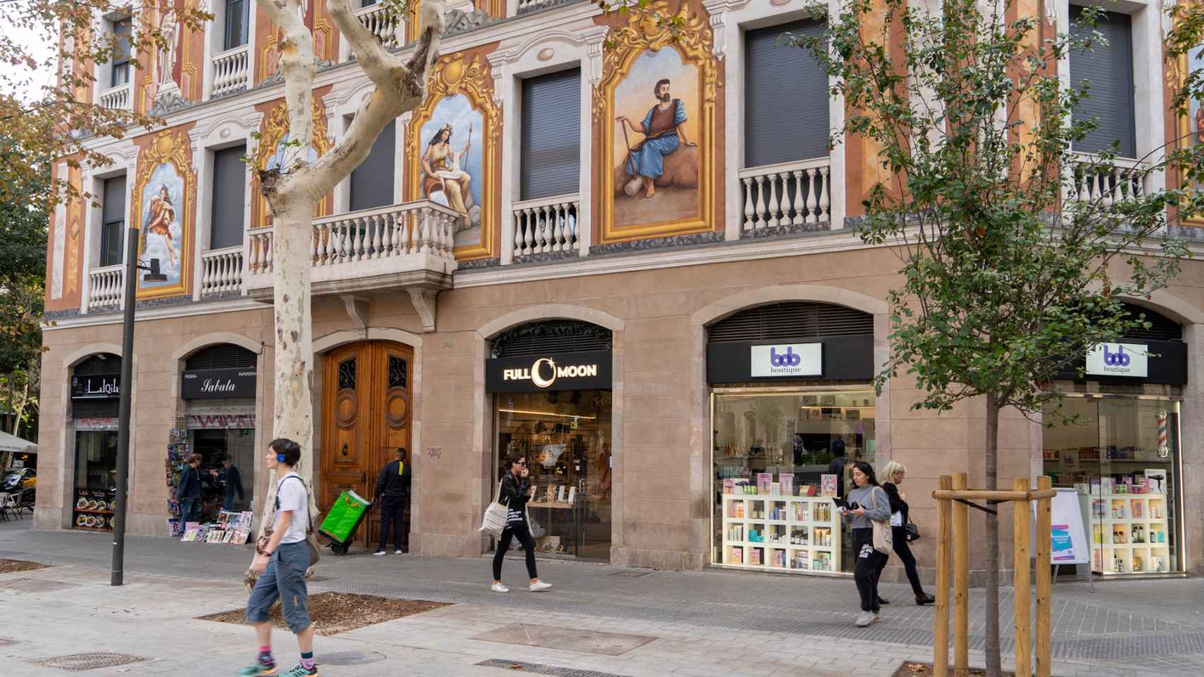 Esquina con comercios de Consell de Cent con Roger de Llúria