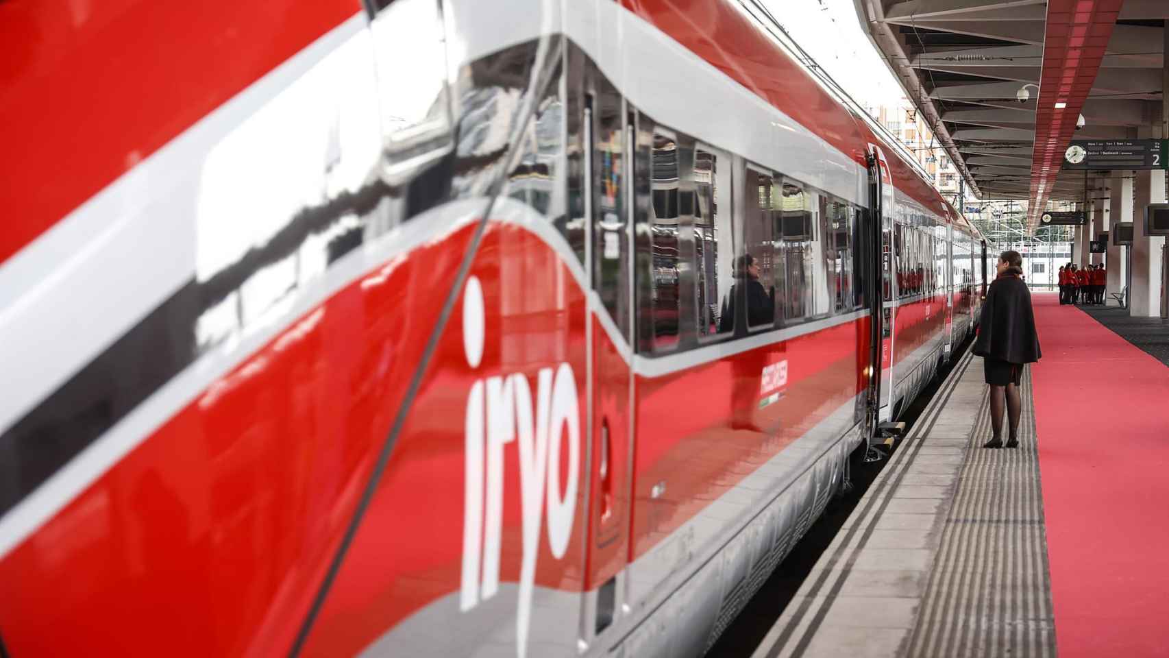 Una persona frente a un tren Iryo