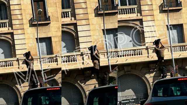 Tres ladrones huyen por el balcón tras entrar a robar en una casa de Barcelona