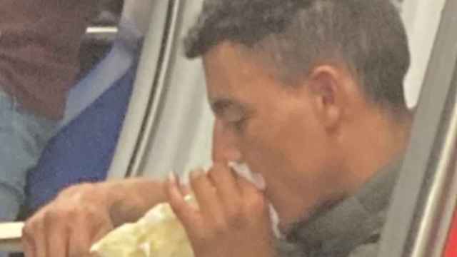 Un joven esnifa cola en el metro de Barcelona