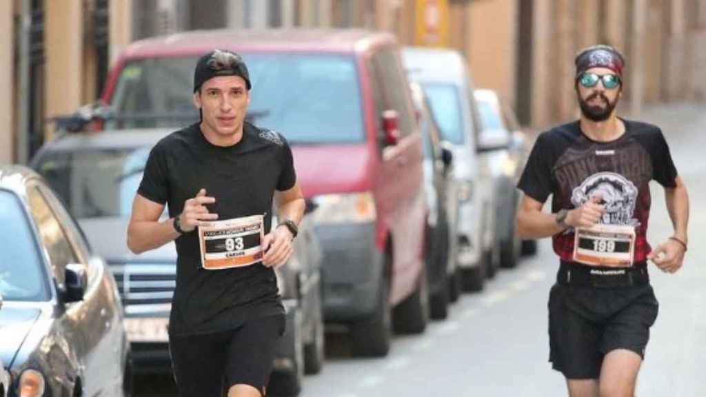 Dos jóvenes participan en la Cursa Montjuïc-Tibidabo