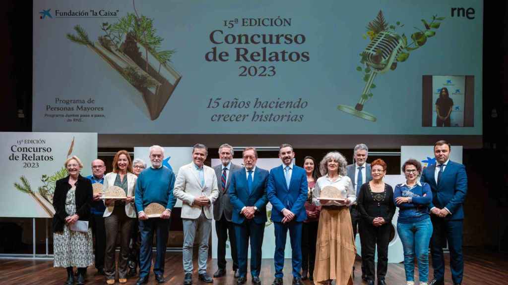 Los ganadores del Concurso de Relatos posan con el jurado de la Fundación ”la Caixa”