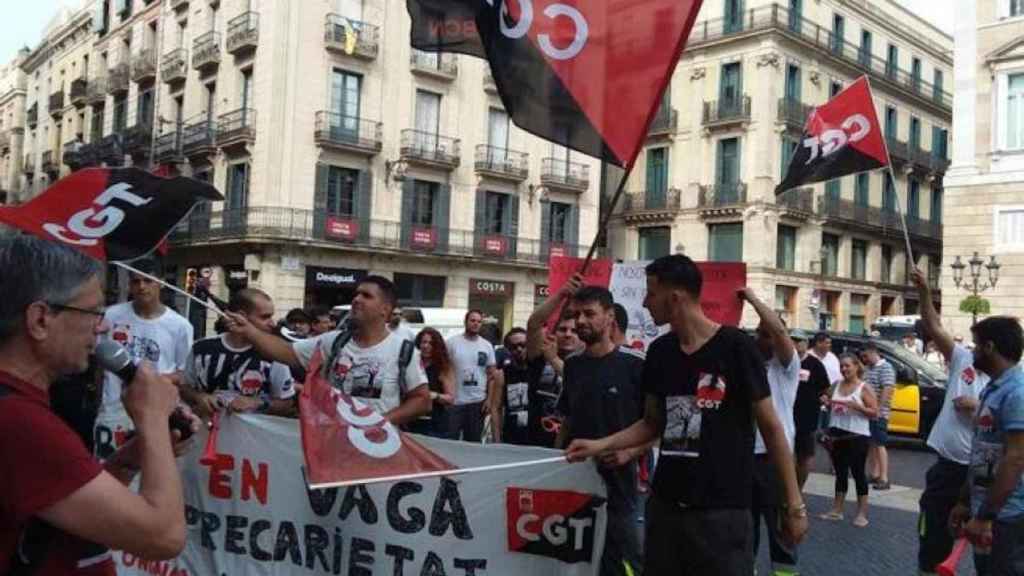 Una manifestación de CGT en la plaza de Sant Jaume de Barcelona