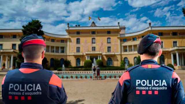 Fotomontaje de dos agentes de los Mossos d'Esquadra en el Palau Reial de Pedralbes