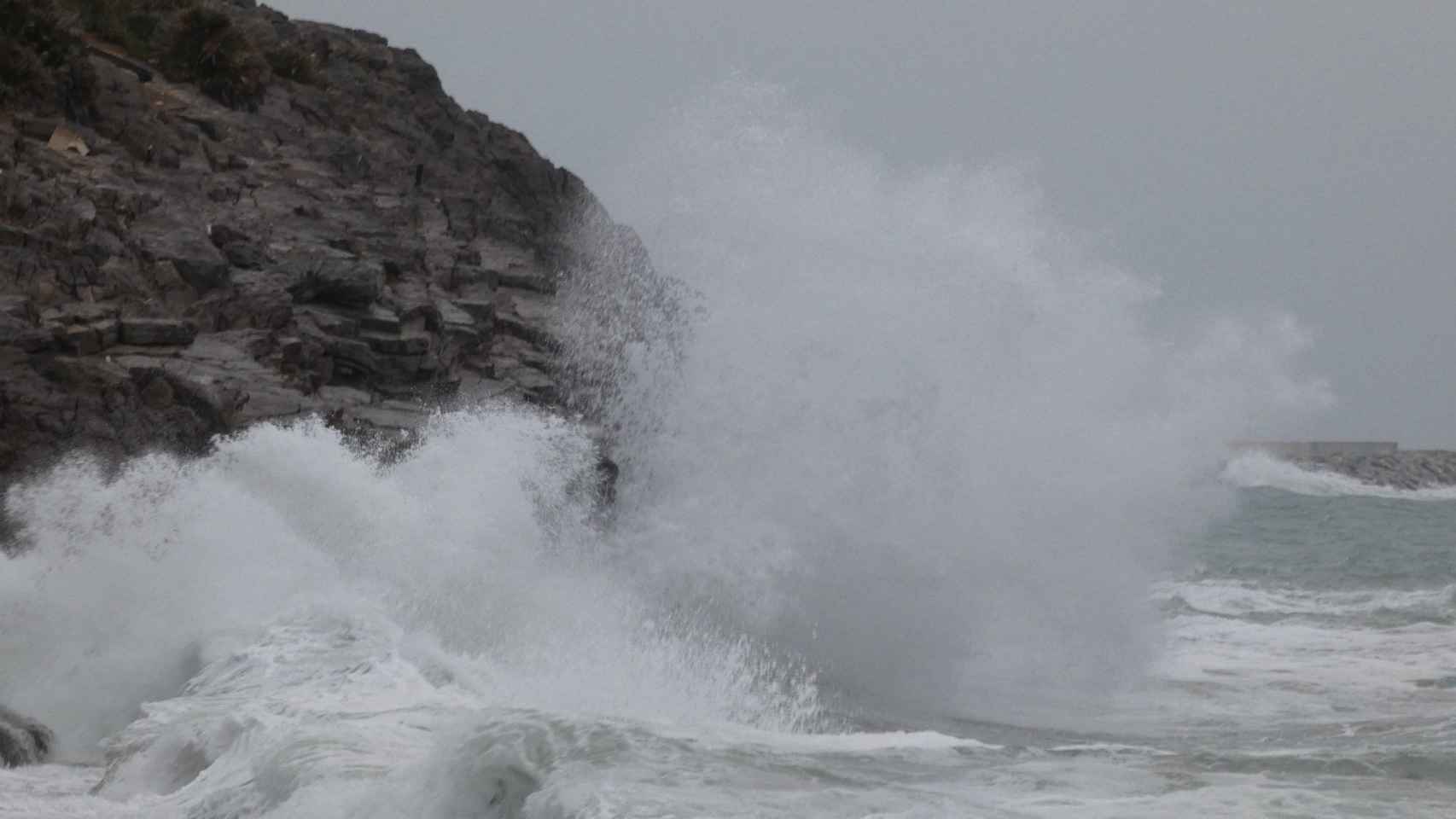 La borrasca Ciarán provoca un fuerte oleaje en el Garraf