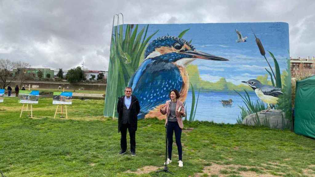 La alcaldesa Núria Parlon y el gerente de AMB Ramón Torra en la presentación del Refugio de la Biodiversidad