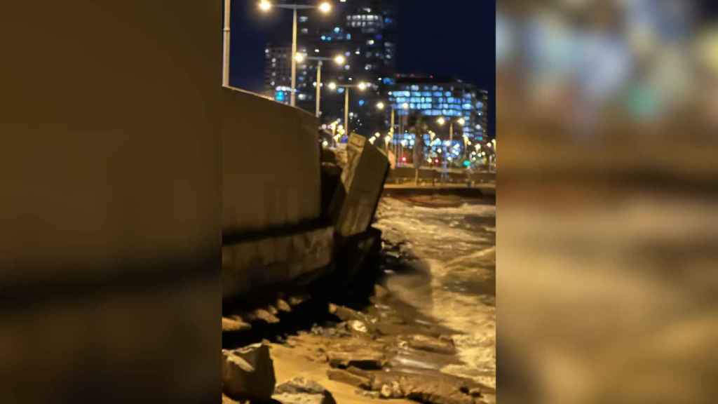 Cae el muro de la playa de la Nova Mar Bella en Barcelona