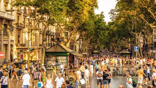 Barceloneses y turistas paseando por la Rambla