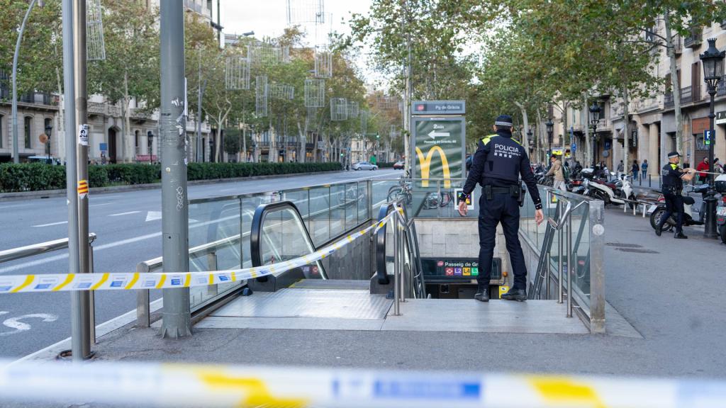 Acceso del metro de paseo de Gràcia con Gran Via cerrado