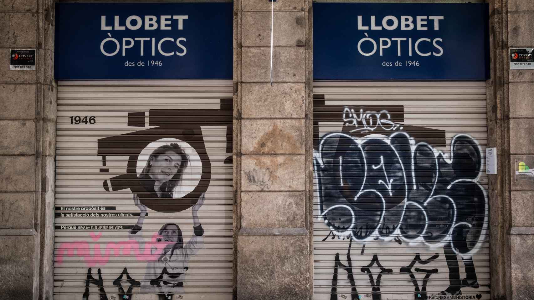 Persiana grafiteada de la tienda Llobet Òptics, en la Dreta del Eixample