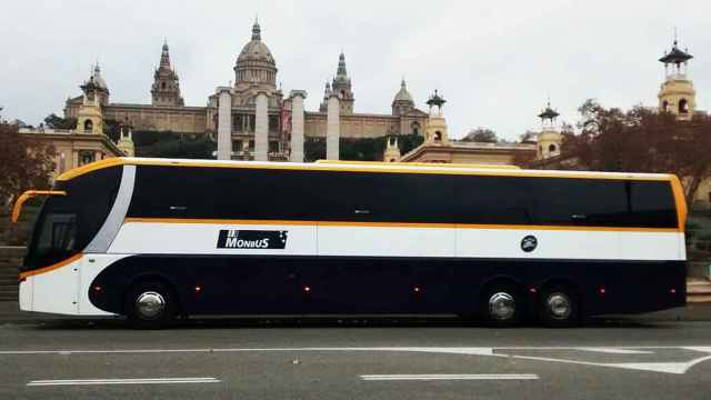 Un autobús de la compañía Monbus en la plaza de Espanya