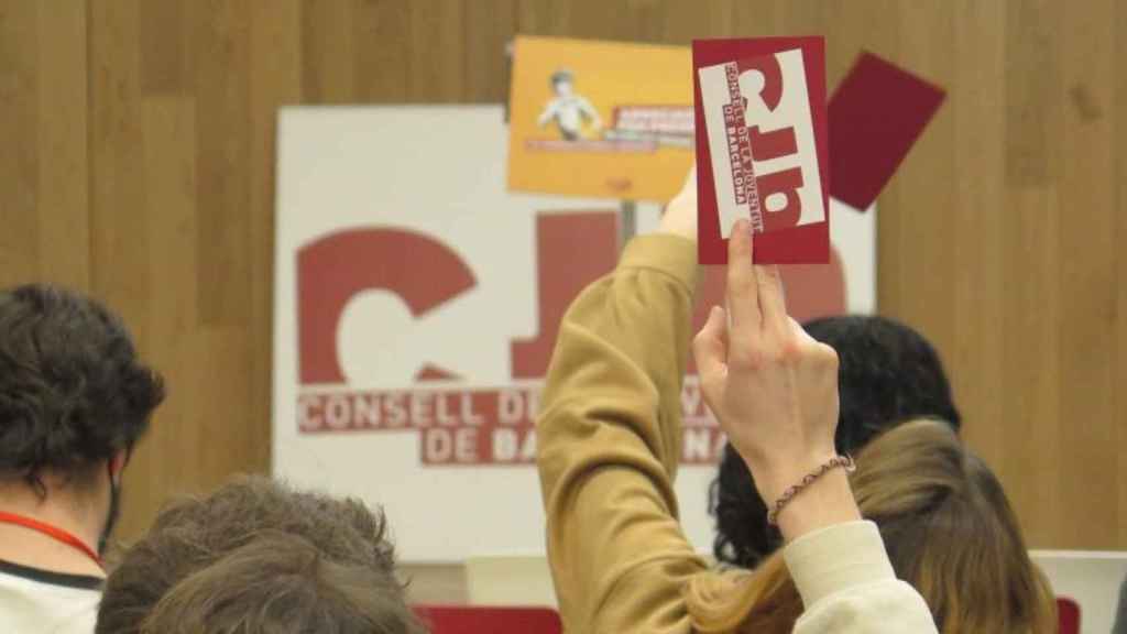 Votación en una asamblea del Consell de la Joventut de Barcelona