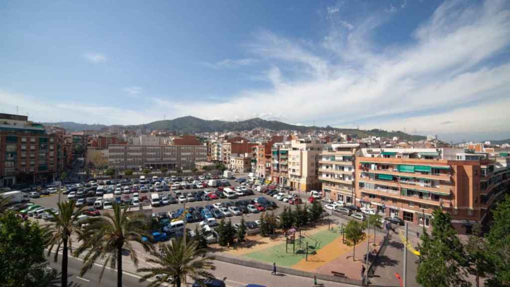 Vista aérea del aparcamiento que ocupa los terrenos de la antigua fábrica Ideal Plástica Flor