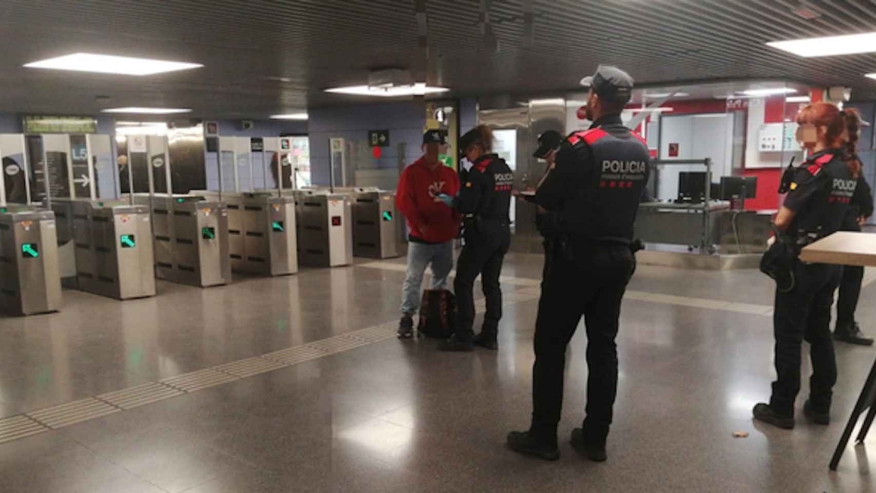 Imagen de agentes de los Mossos d'Esquadra en una de las estaciones de Cornellà