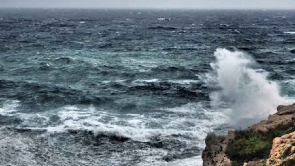 Imagen de fuerte temporal en el mar de Barcelona