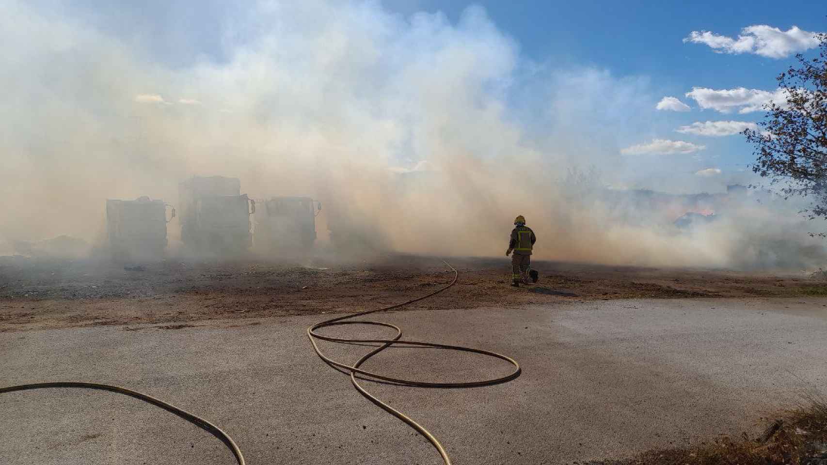 Imagen de las dotaciones de bomberos que trabajan en la extinción del fuego en Martorell