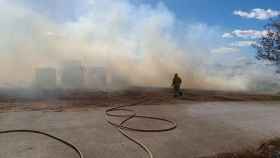 Imagen de las dotaciones de bomberos que trabajan en la extinción del fuego en Martorell