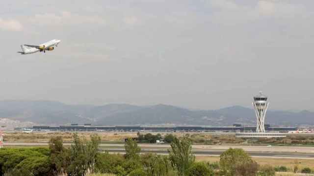 Un avión despega en el Aeropuerto de Barcelona-El Prat